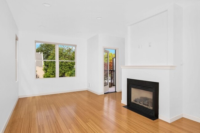 Building Photo - Stunning Townhome in the heart of Columbia...