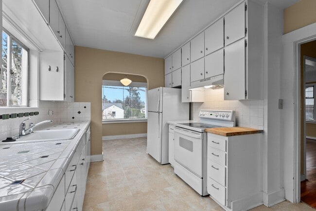 Building Photo - 3bd/1.75ba Seattle Home