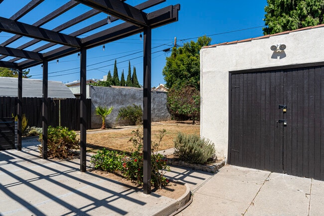 Building Photo - 1316 N Mariposa Ave