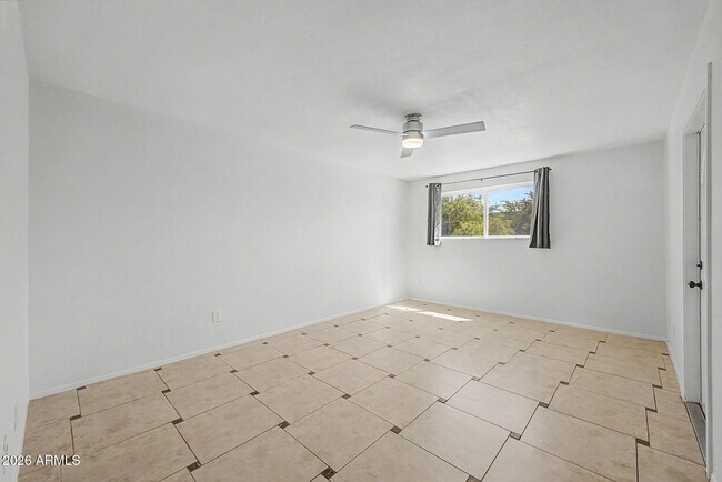 Building Photo - 2225 E Catalina Dr