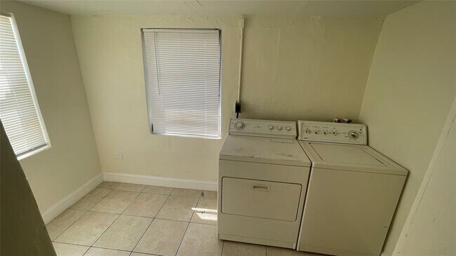 Building Photo - 1519 NW 12th Ct