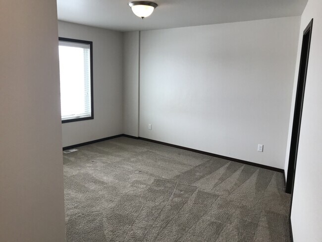 Building Photo - 717 14th St SE