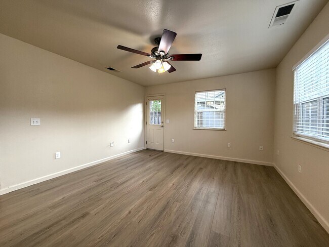 Building Photo - 524 W 1st Ave