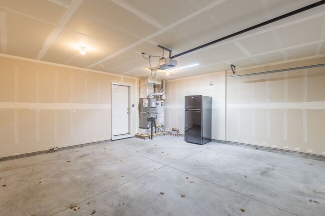 Building Photo - 3 bed 2 bath home