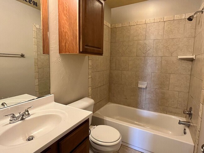 Building Photo - 4 Bed 2 Bath Home in Mustang Schools