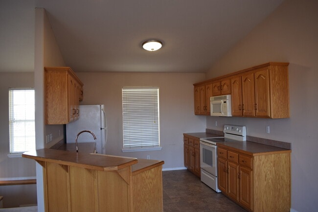 Building Photo - 4 bed / 3 bed Home with Gorgeous View!!!