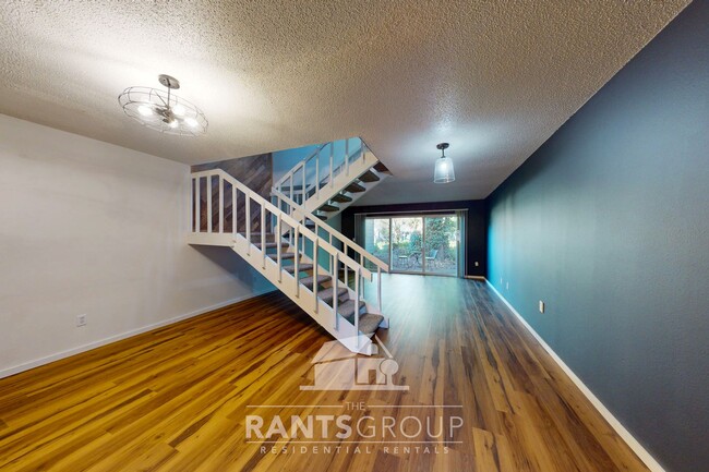 Building Photo - Lovely and spacious townhouse with a 1-car...