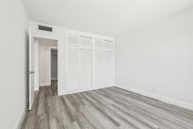 Building Photo - 3700 Galt Ocean Dr