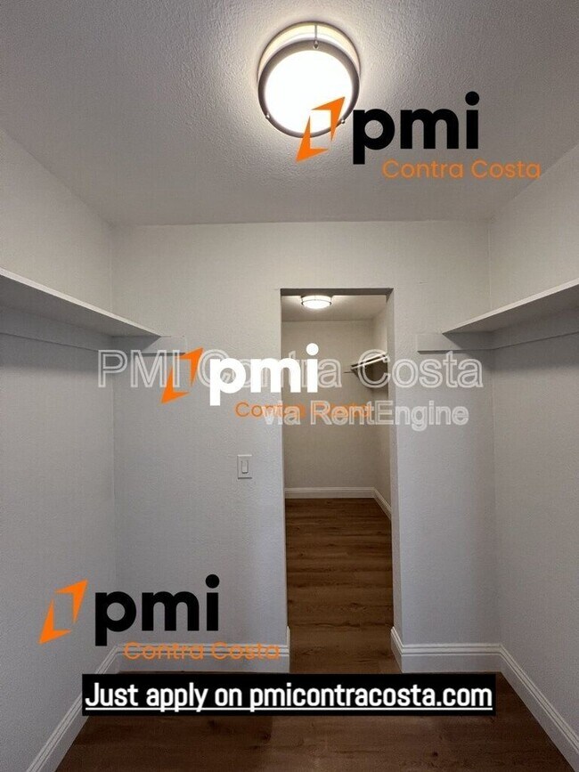Building Photo - 320 N Civic Dr