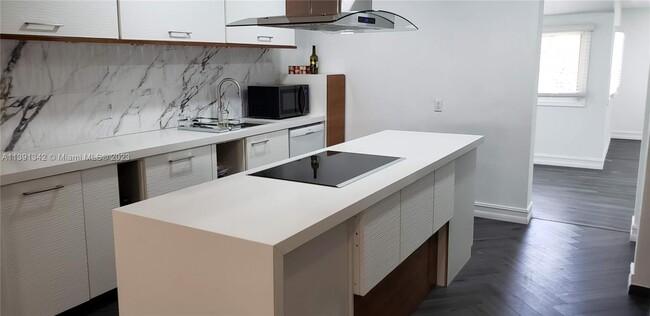 Building Photo - 1128 SW 21st Ave