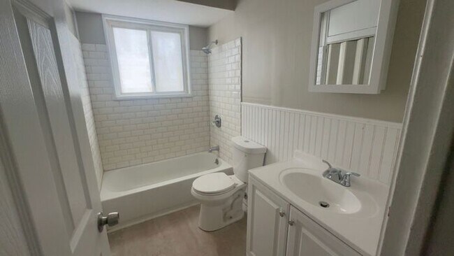 Building Photo - Spacious 3-Bedroom, 1-Bath Home in Moline Acres!