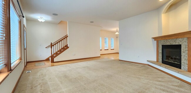 Building Photo - Home in Everett 3 Beds 2.5 bath  Pet Frien...