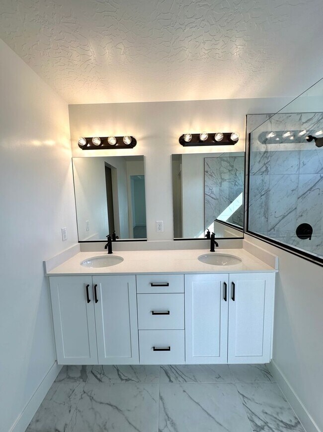 Building Photo - Brand-New Desert Vista Townhome - Pool Access