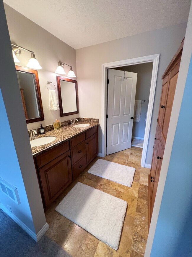 Building Photo - Beautifully Furnished 2 Bed/2.5 Bath Townhome in the Desirable Woodlands of La Jolla