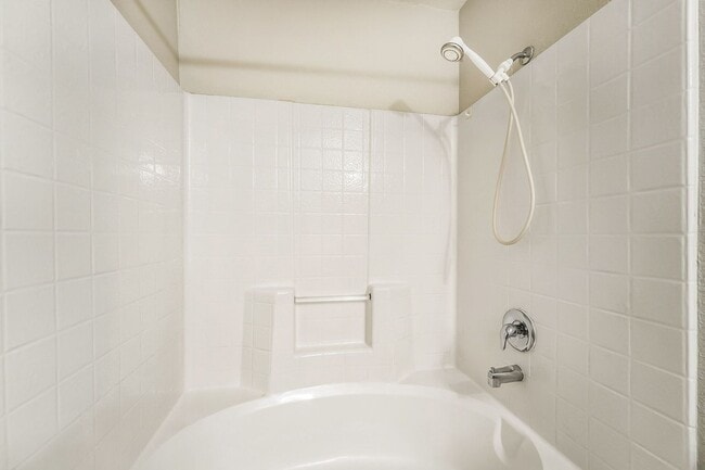Building Photo - Charming First-Floor Condo in a Gated Community with Resort-Style Amenities!