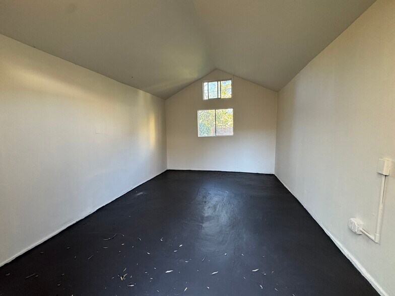 Building Photo - 849 N West Knoll Dr