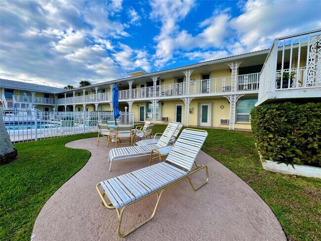 Building Photo - 2840 NE 33rd Ct