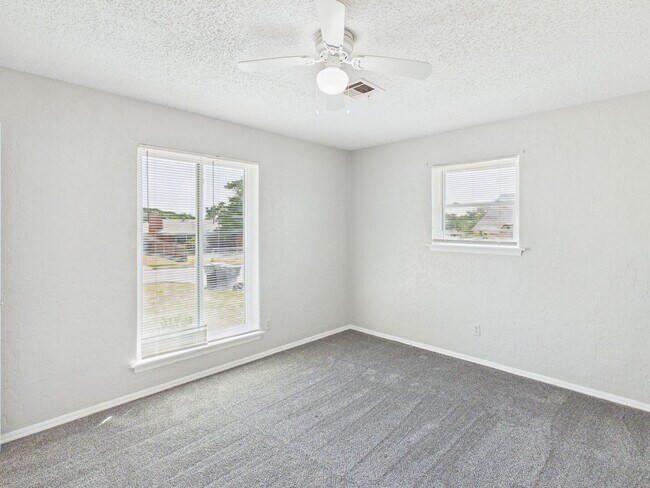 Building Photo - 324 NW Compass Dr