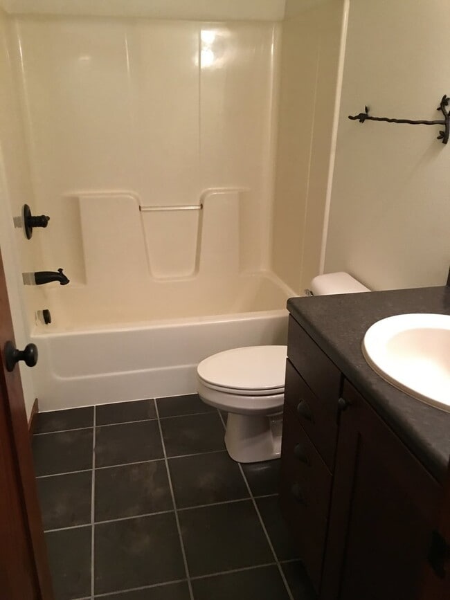 Building Photo - ~ APPLICATIONS PENDING ~ 3 bedroom, 3 bath...