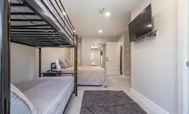 Building Photo - 815 Columbine Rd