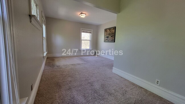 Building Photo - Beautiful Vintage 3 BD | 2.5 BA Home - Nob...