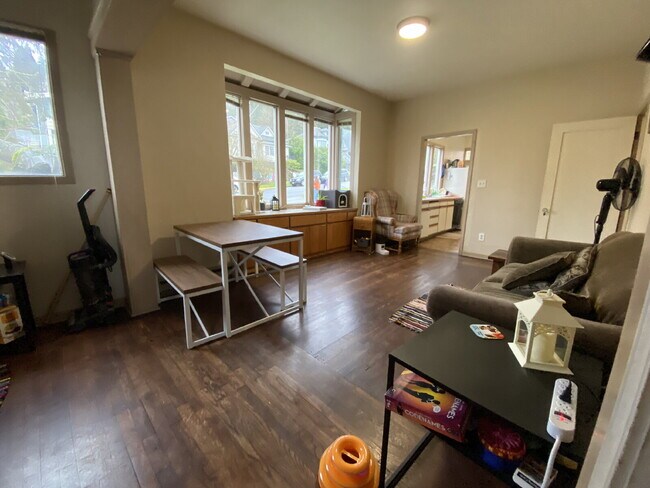 Building Photo - 825 N Garden St