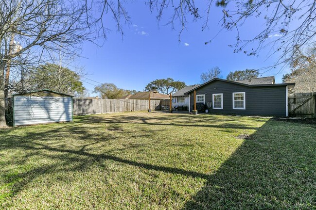 Building Photo - 802 Mary Ann Dr