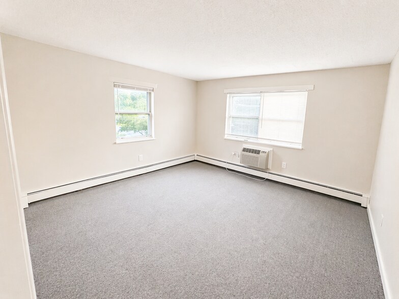 Building Photo - A1 Colonial Dr