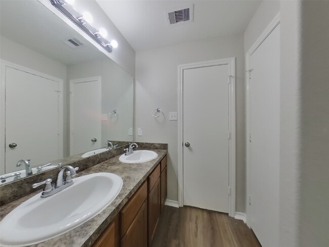 Building Photo - 814 Lightningbug Ln