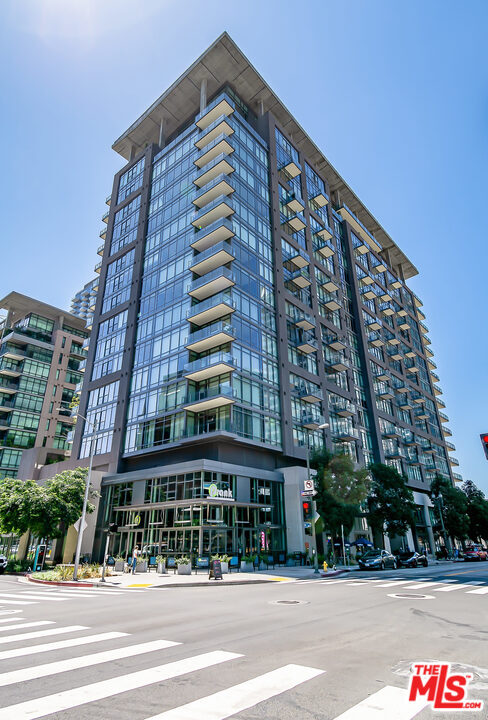 Building Photo - 1100 S Hope St