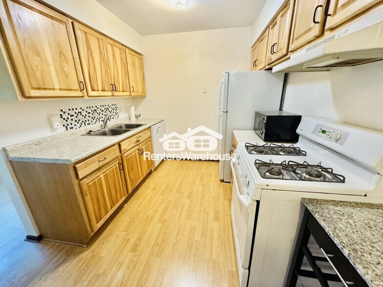 Building Photo - 5043 Shoreline Dr