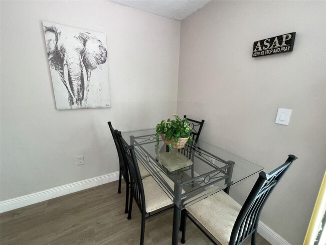 Building Photo - 4000 Del Rio Way