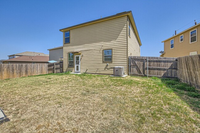 Building Photo - Charming 3 Bedroom Home Near