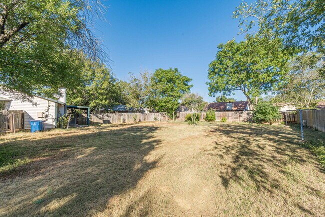 Building Photo - 9402 Valley Moss