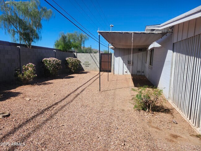 Building Photo - 6401 E Parkview Dr