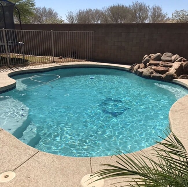 Building Photo - Beautiful Single-family unit with 4 bedrooms