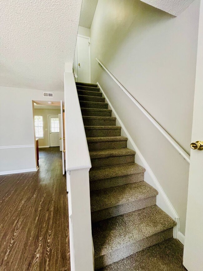 Building Photo - 2bd/1.5ba townhome super close to CCU/CMC/...