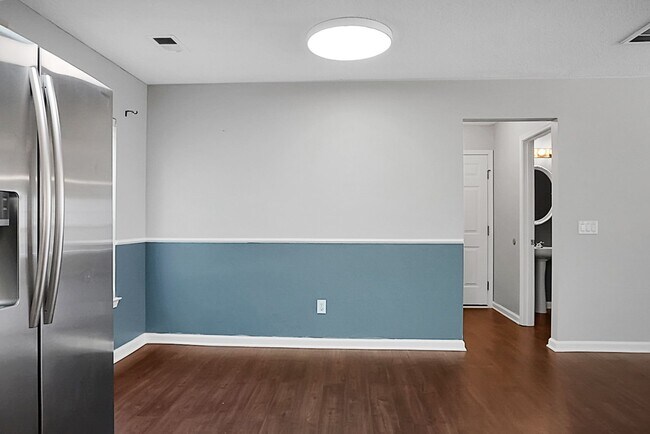 Building Photo - Spacious 2 Story, 4 BR, 2.5 BA, 2 Car Gara...
