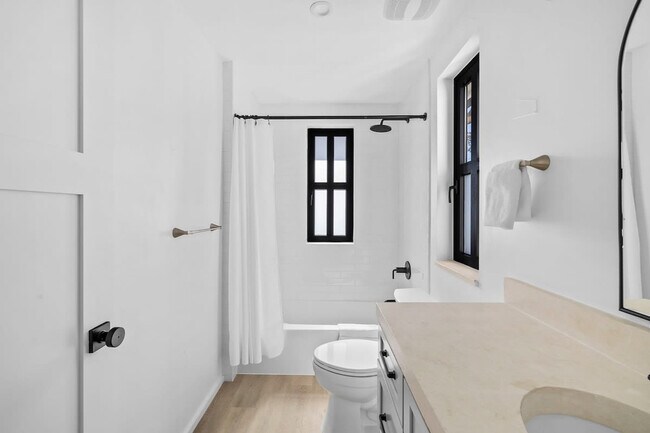 Building Photo - 2701 Bumble Bee Dr