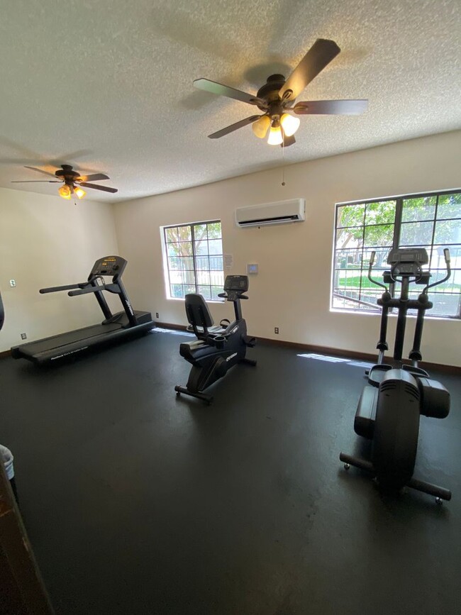 Building Photo - One Bedroom For Rent w/ Tons of Amenities-...