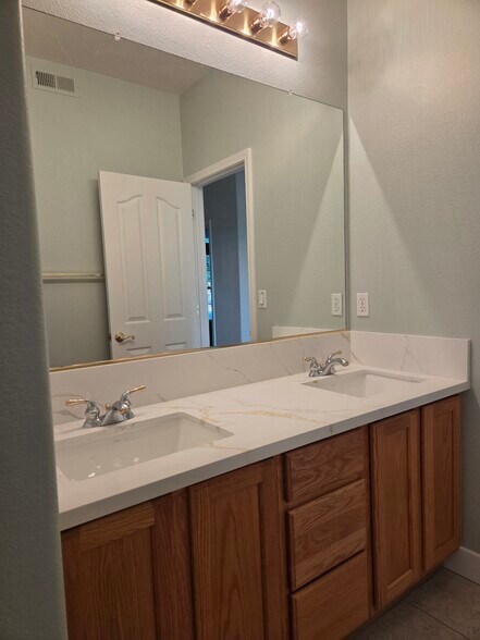 Building Photo - 5534 New Vista Dr