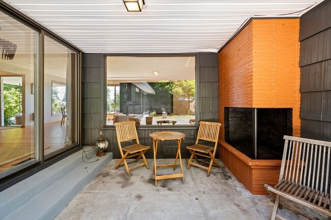 Building Photo - Mid-Century Classic! 3bd/3ba 2700 sf Short Term- FULLY FURNISHED!