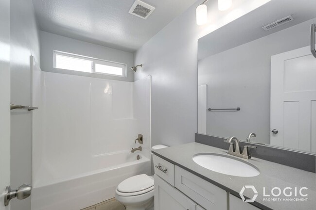 Building Photo - Beautiful Townhome for Rent!