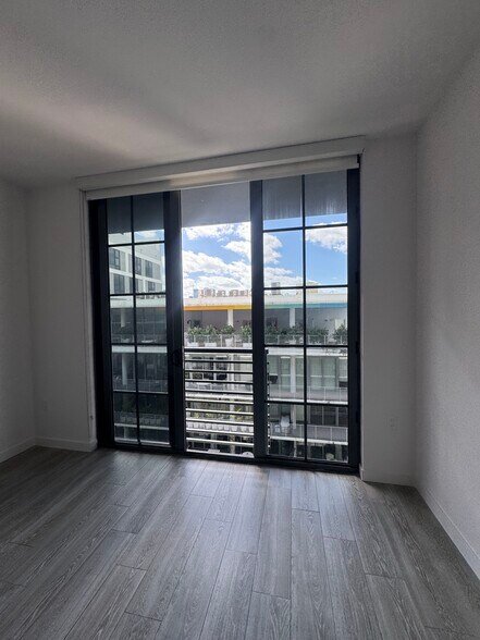 Building Photo - 420 NW 25th Ct