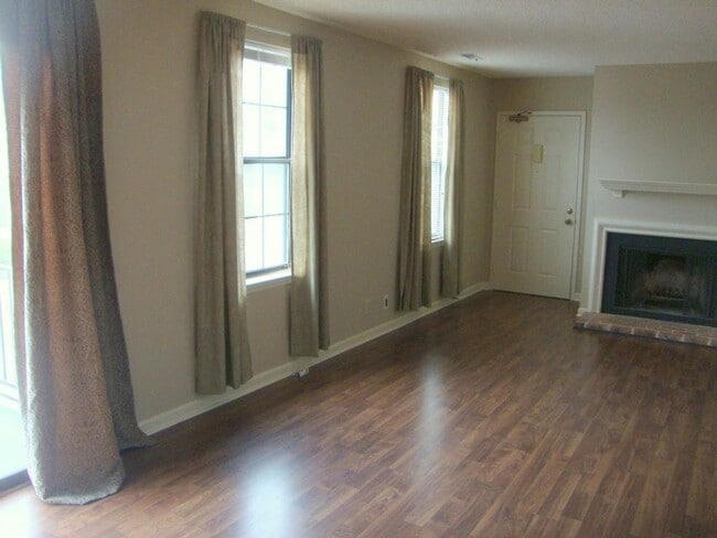 Building Photo - Townhome near I-65/Nashville