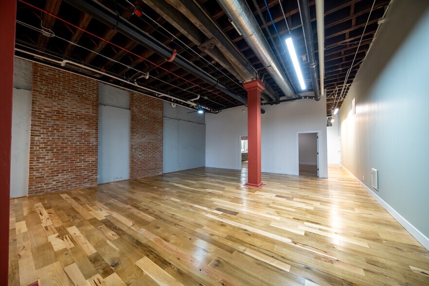 Building Photo - 635 W Lakeside Ave