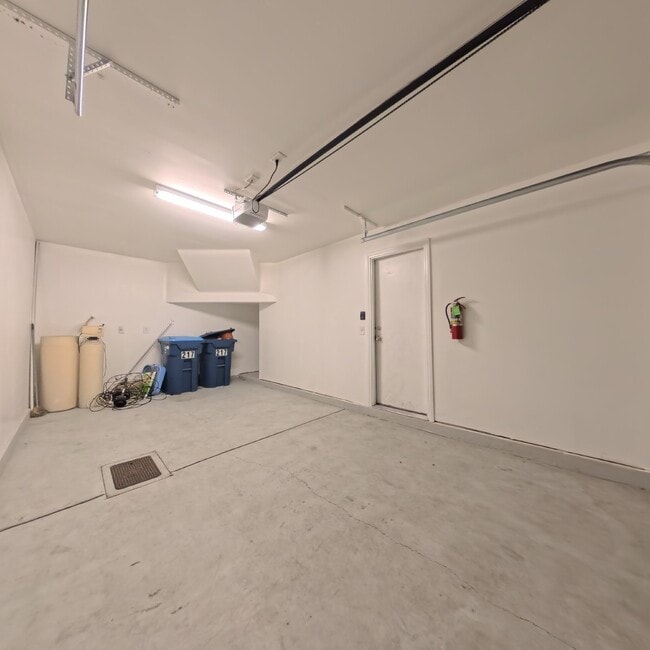 Building Photo - 2Bedroom With Attached Car Garage