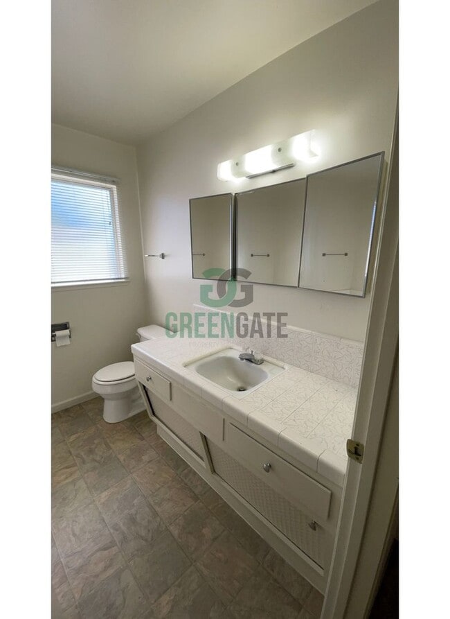 Building Photo - 925 Charleston Ave