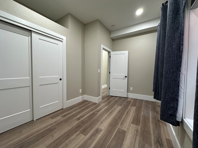 Building Photo - 204 W 5th Ave