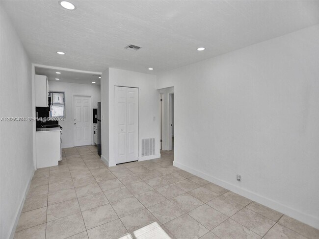Building Photo - 708 N 20th Ave
